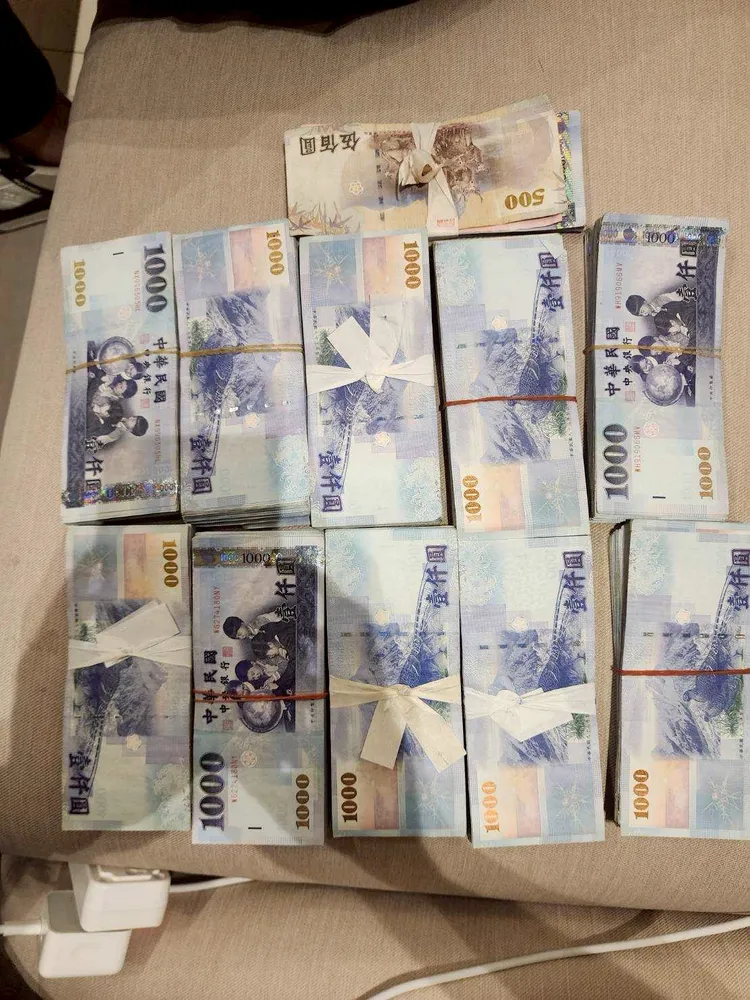 警方在蔡政宜億元豪宅內查獲大筆現金。橋檢提供