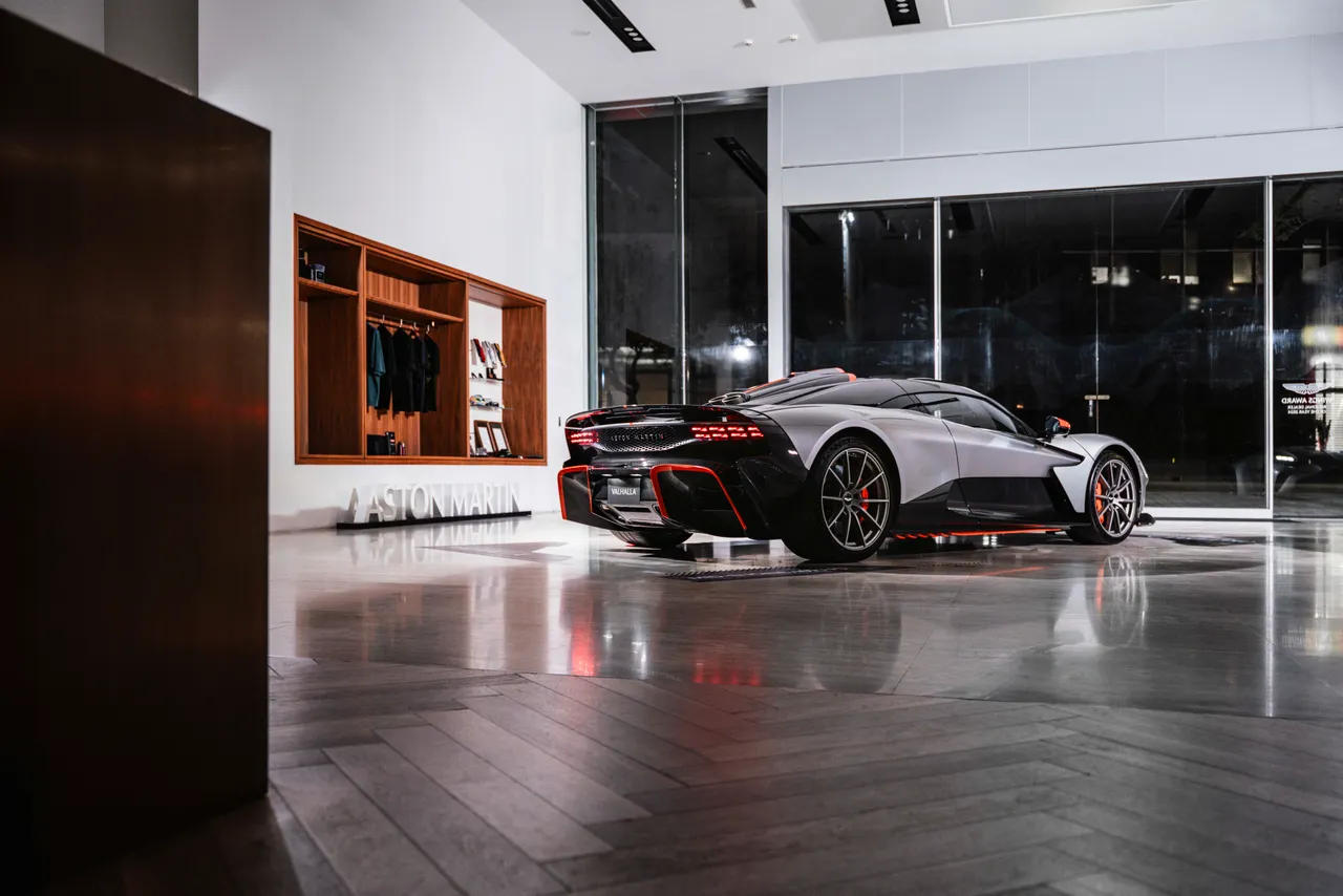 Valhalla展车选配Q by Aston Martin Spirit Silver活力银、活跃橘车色。业者提供