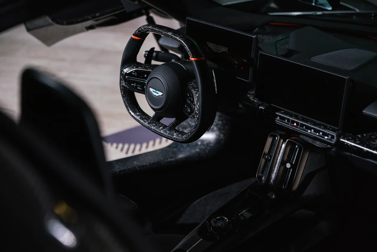 Valhalla搭配锻造碳纤维内装与轻量化桶椅，强化赛道导向视觉张力。业者提供