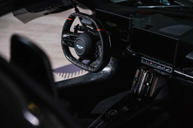 Valhalla搭配鍛造碳纖維內裝與輕量化桶椅，強化賽道導向視覺張力。業者提供