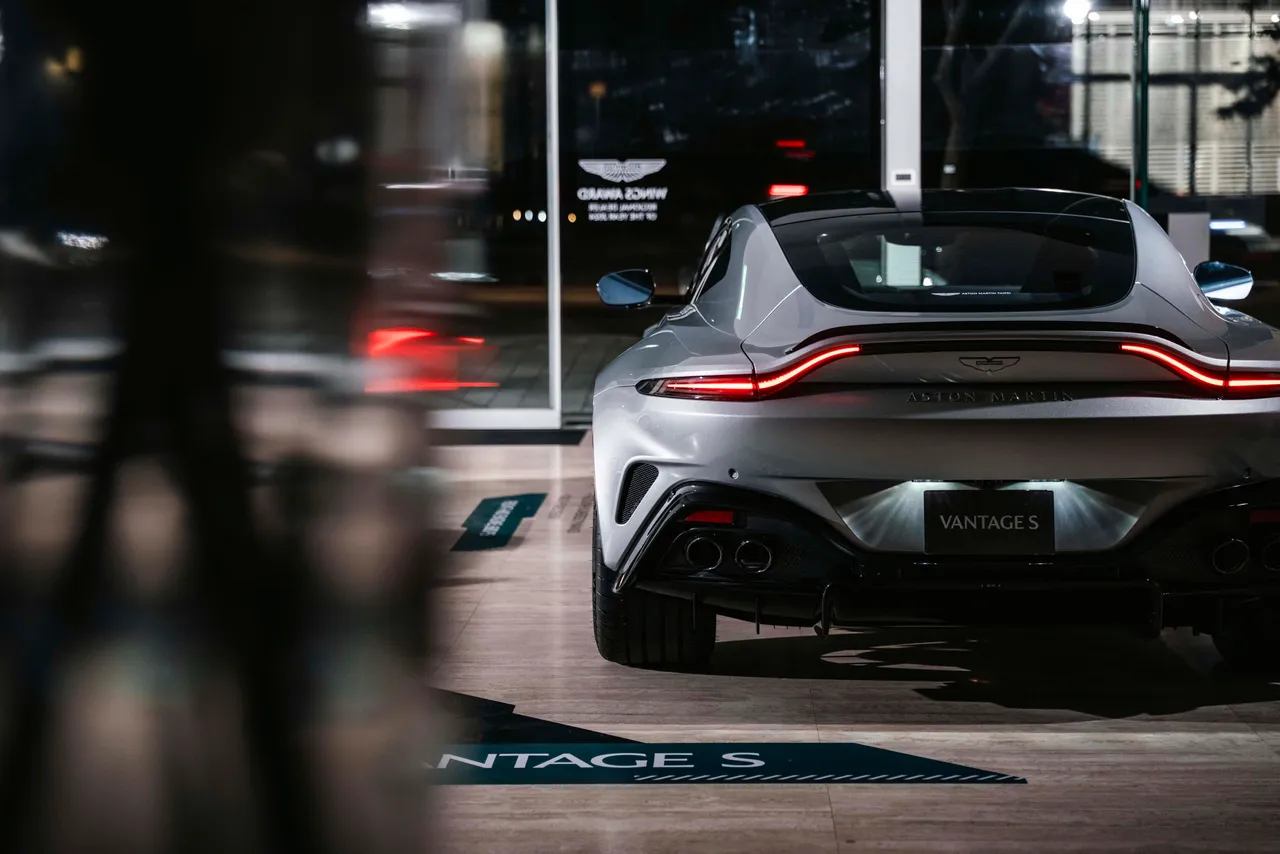 Aston Martin Vantage S车尾细节兼具性能与美学，扰流尾翼与专属黄铜「S」徽饰彰显高性能身份与品牌工艺质感。业者提供