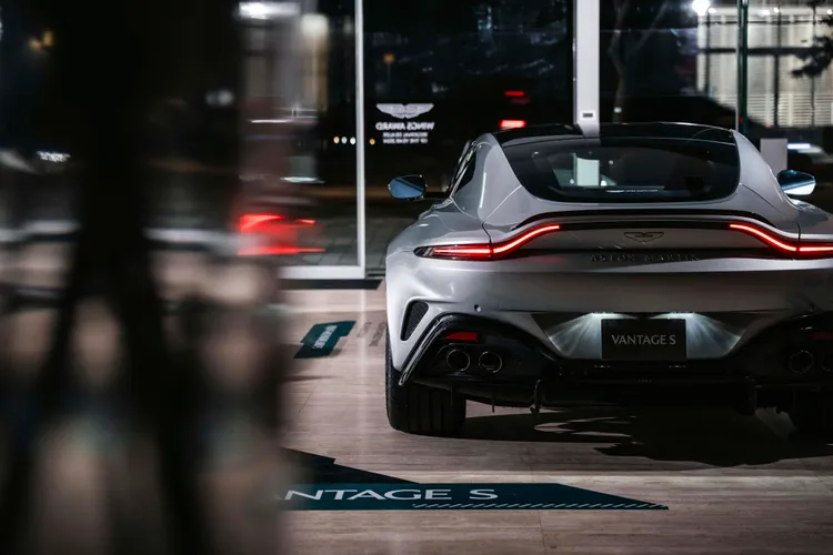 Aston Martin Vantage S車尾細節兼具性能與美學，擾流尾翼與專屬黃銅「S」徽飾彰顯高性能身份與品牌工藝質感。業者提供
