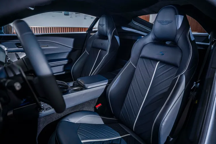 選配Inspire Sport真皮內裝，以Dark Knight色調搭配人字飾紋與打孔工藝，呈現駕駛氛圍與速度感。業者提供