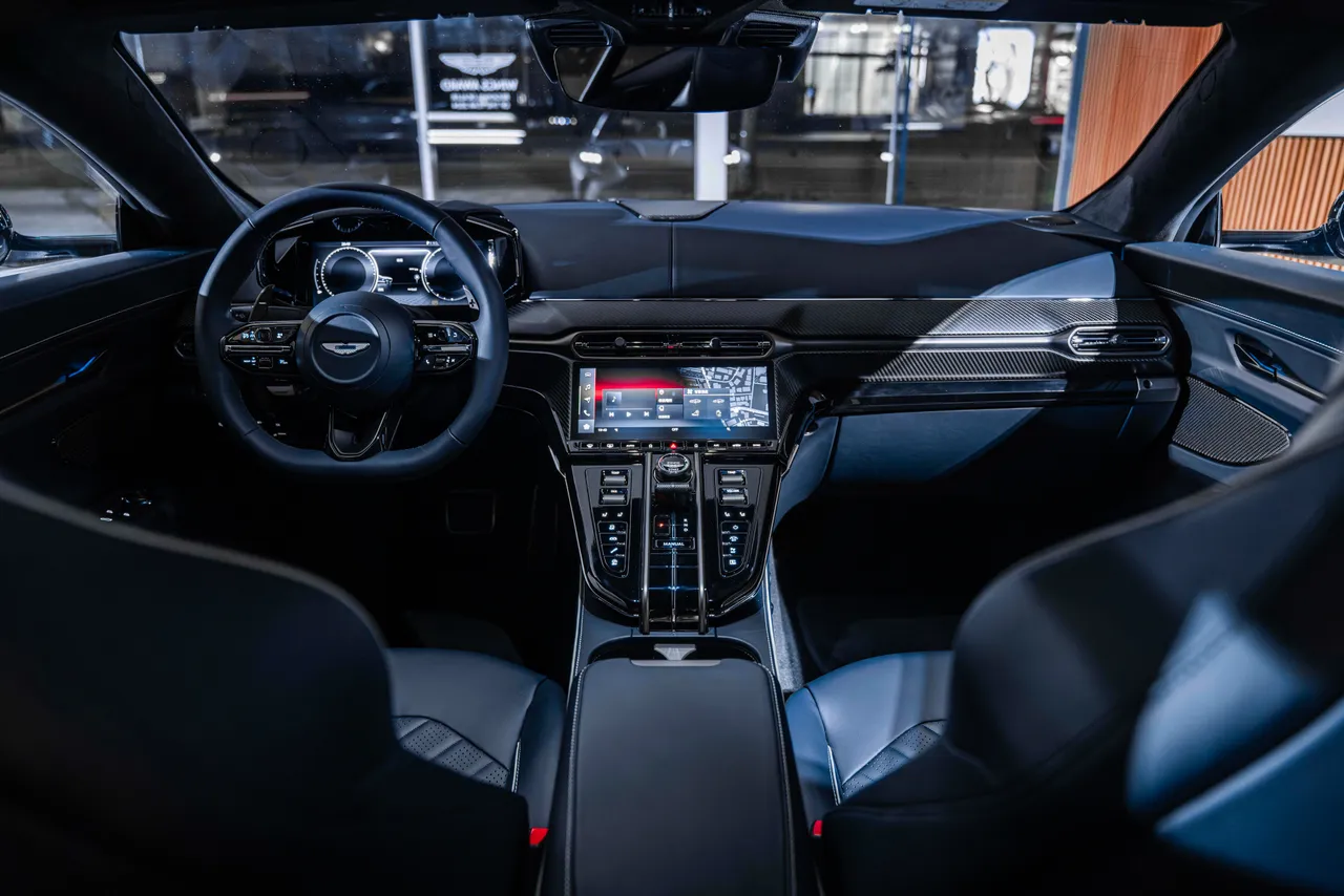 Vantage S内装标配Alcantara与真皮座舱，碳纤维饰板增添运动氛围。业者提供