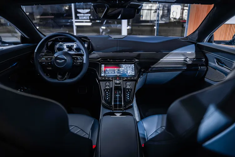 Vantage S內裝標配Alcantara與真皮座艙，碳纖維飾板增添運動氛圍。業者提供