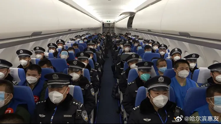 952名涉詐騙中國公民被押解回國。翻攝微博