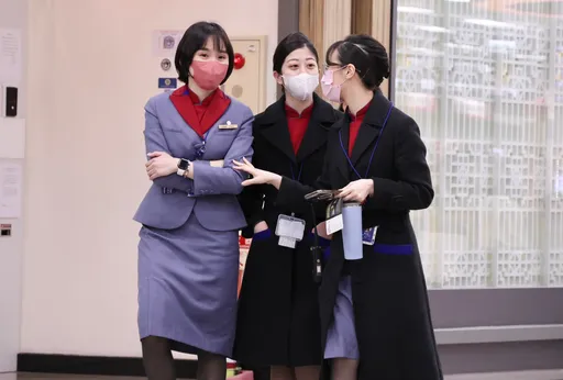 华航空服员「可戴框架眼镜」！工会吁国航跟进　更要开放穿运动鞋