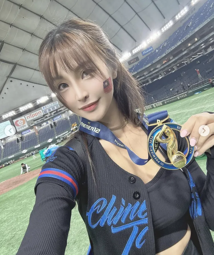 林倪安以「非眷屬」身分出現在東京巨蛋，還高調拿著冠軍獎牌拍照。翻攝林倪安IG