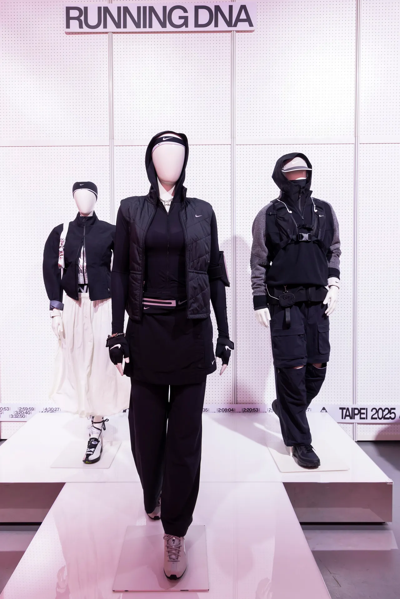 现场呈现以跑步基因为灵感，透过时尚视角演绎独特的生活潮流特色穿搭。品牌提供