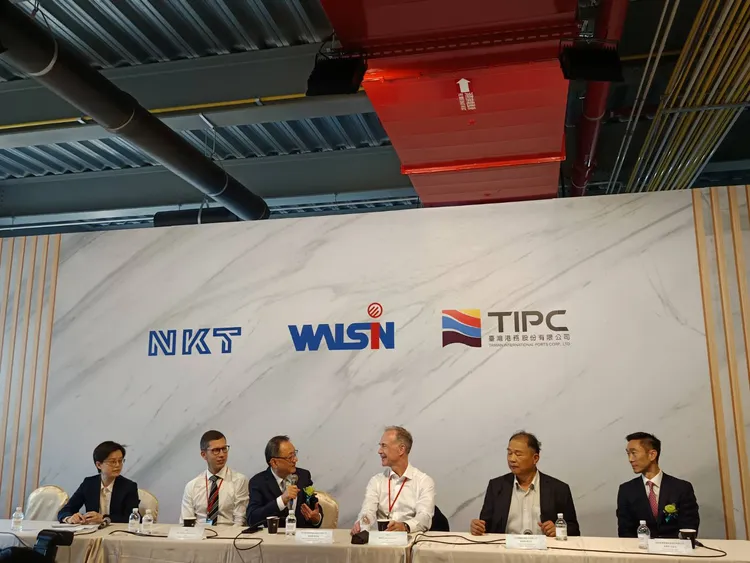 「華新能源海底電纜廠開幕暨高雄港A6-A碼頭啟用典禮」今在高雄港舉行，啟用典禮後舉行記者會。許麗珍攝