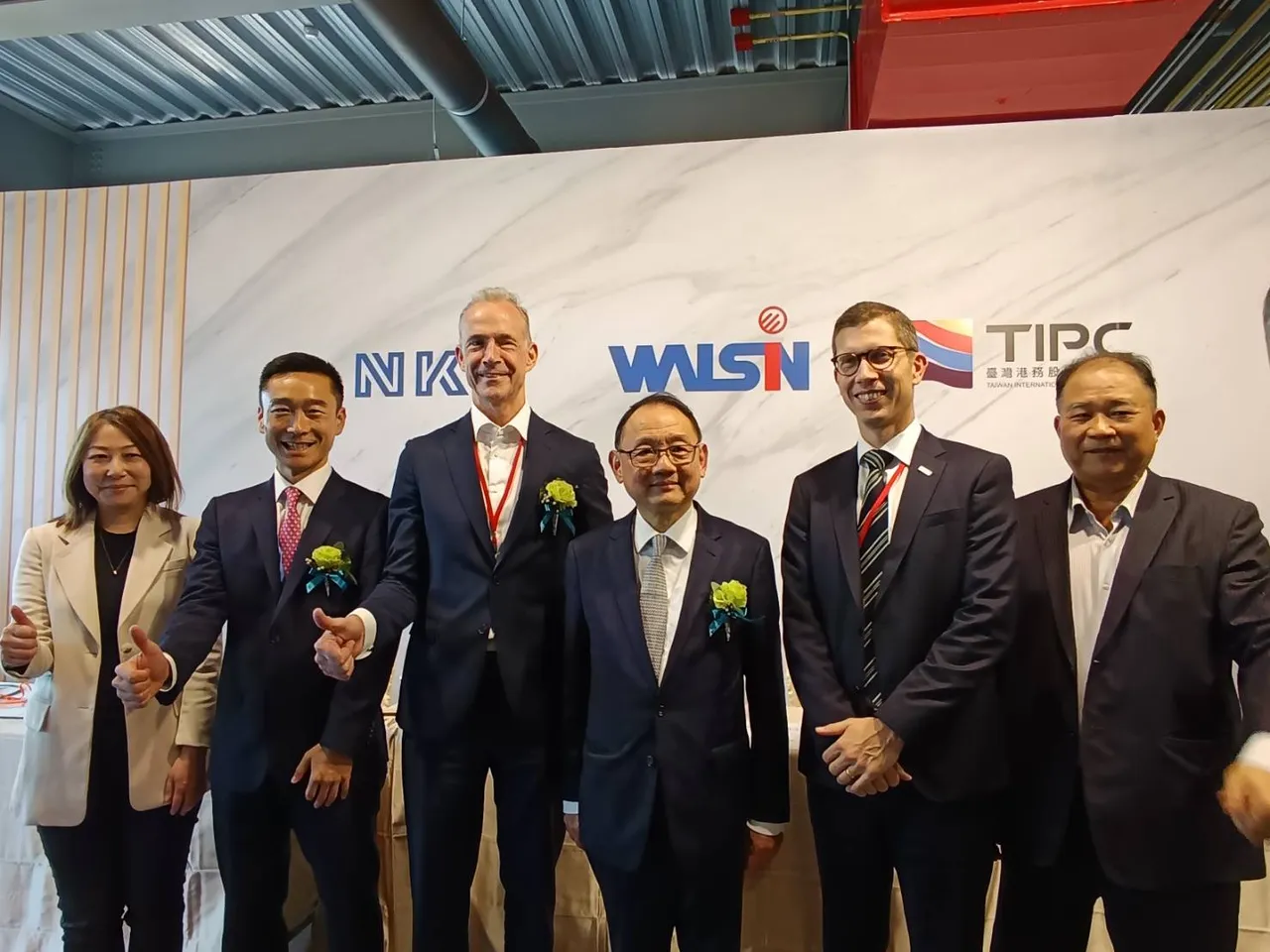 「华新能源海底电缆厂开幕暨高雄港A6-A码头启用典礼」今在高雄港举行，启用典礼后举行记者会。许丽珍摄