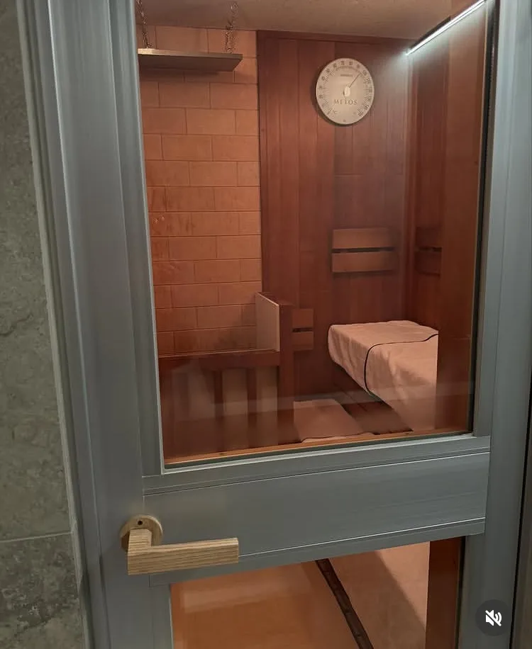 門把疑似脫落導致夫妻雙亡。翻攝自X