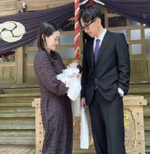 夫妻留下不满3岁的小孩。翻摄自网路