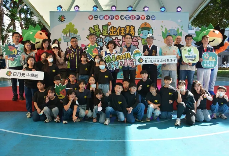 日月光集團中壢廠人力資源處暨公共關係處資深處長郭品泓(中)及與會貴賓共同合影。公司提供