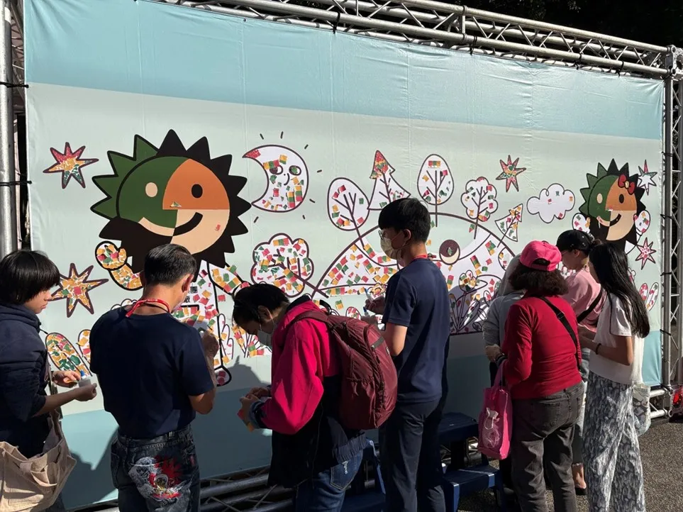 現場民眾積極投入地球撕貼畫創作，共同完成環保藝術作品，象徵守護地球的行動力。日月光提供