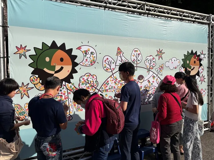 現場民眾積極投入地球撕貼畫創作，共同完成環保藝術作品，象徵守護地球的行動力。日月光提供