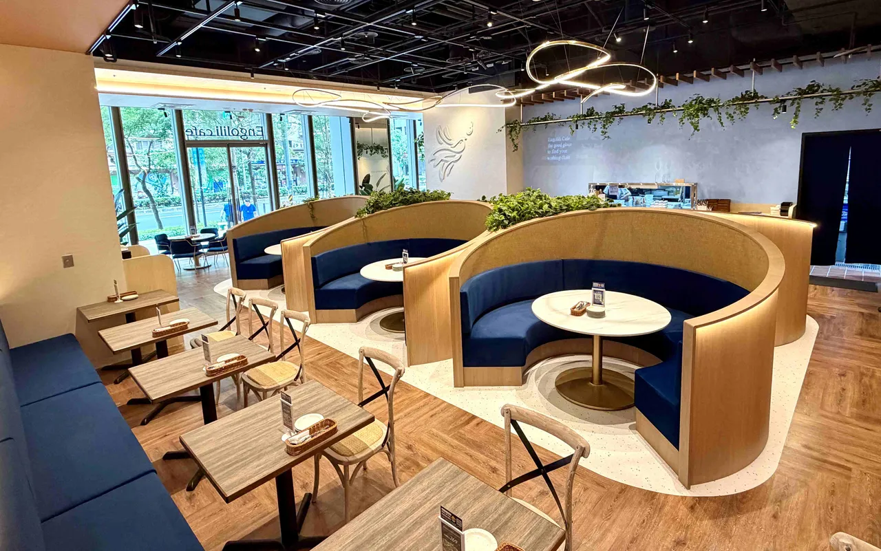 Engolili英格莉莉三重店运用俐落的线条感灯饰搭配度假风藤编座椅，并规划经典的「英格蓝」座位区，将英式古典与现代摩登完美融合。每一个角落都宛如绝美摄影棚。Engolili 英格莉莉提供