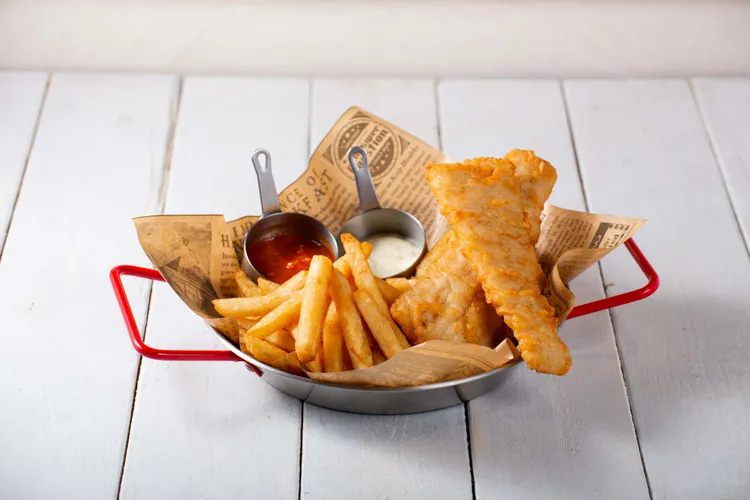 12/25至2026/1/31前往Engolili英格莉莉CITYLINK三重店單筆消費滿390元，即贈送一份價值320元的道地「英式炸魚薯條」。Engolili 英格莉莉提供