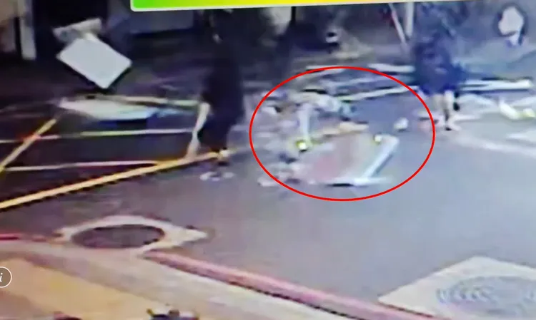 板桥府中商圈餐厅气爆当下，路人吓得纷纷走避，有人当场就被喷飞碎裂招牌压到，民众赶紧上前关心帮忙。翻摄画面