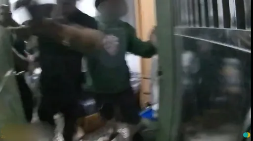 三峡民宅冒浓烟　竟有失联移工逃窜！警逮8人还有通缉犯跟毒品