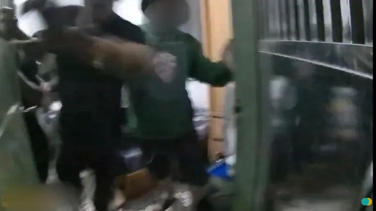 移工想从后门冲出，被警方阻挡。翻摄画面