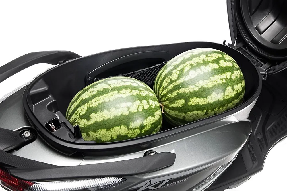 KYMCO新K1可放置两顶安全帽的车厢空间，进一步提升日常使用便利性。业者提供