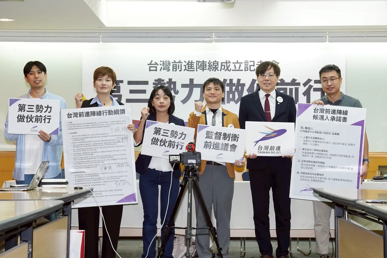 王婉谕认为，台湾民众党未能成为制衡蓝绿的第三势力，反而加剧对抗。时代力量提供