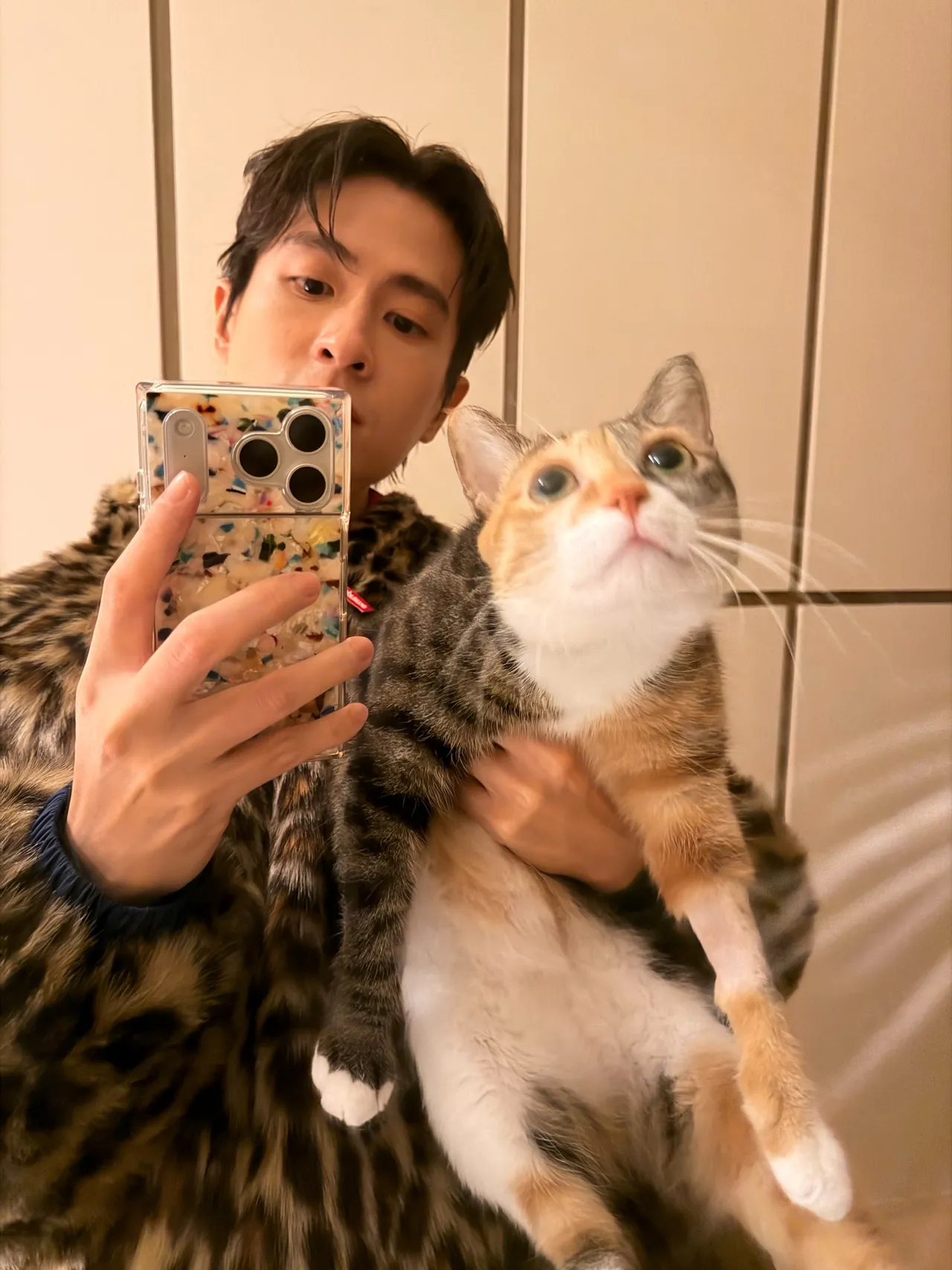 石知田因为养了旺旺爱上豹纹衣。百泽娱乐提供