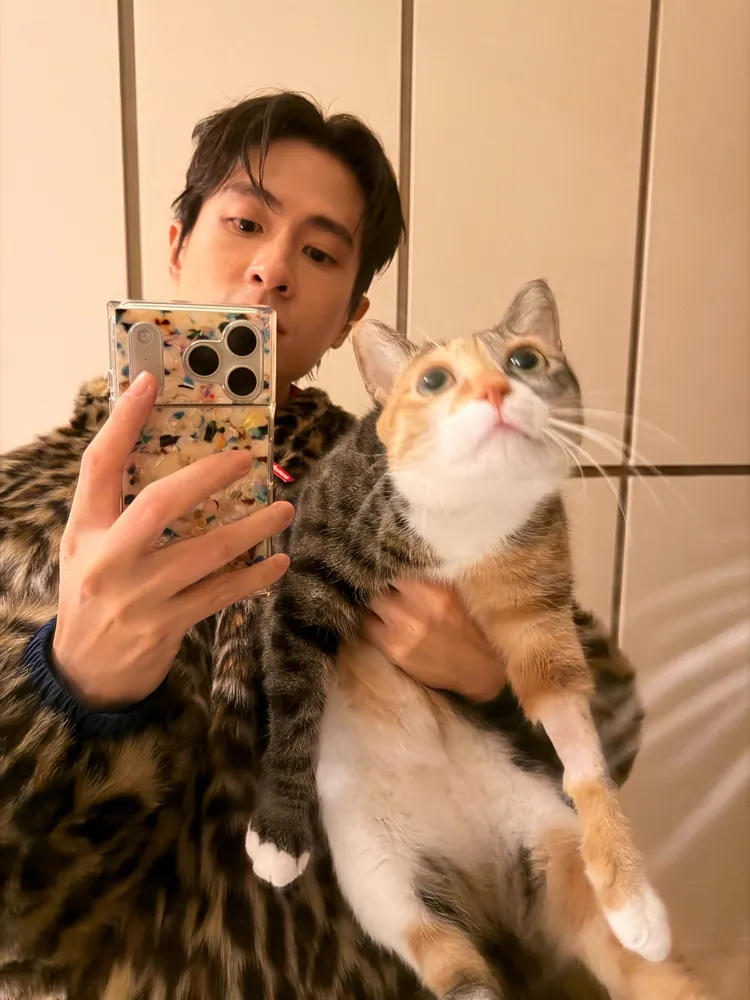 石知田因為養了旺旺愛上豹紋衣。百澤娛樂提供