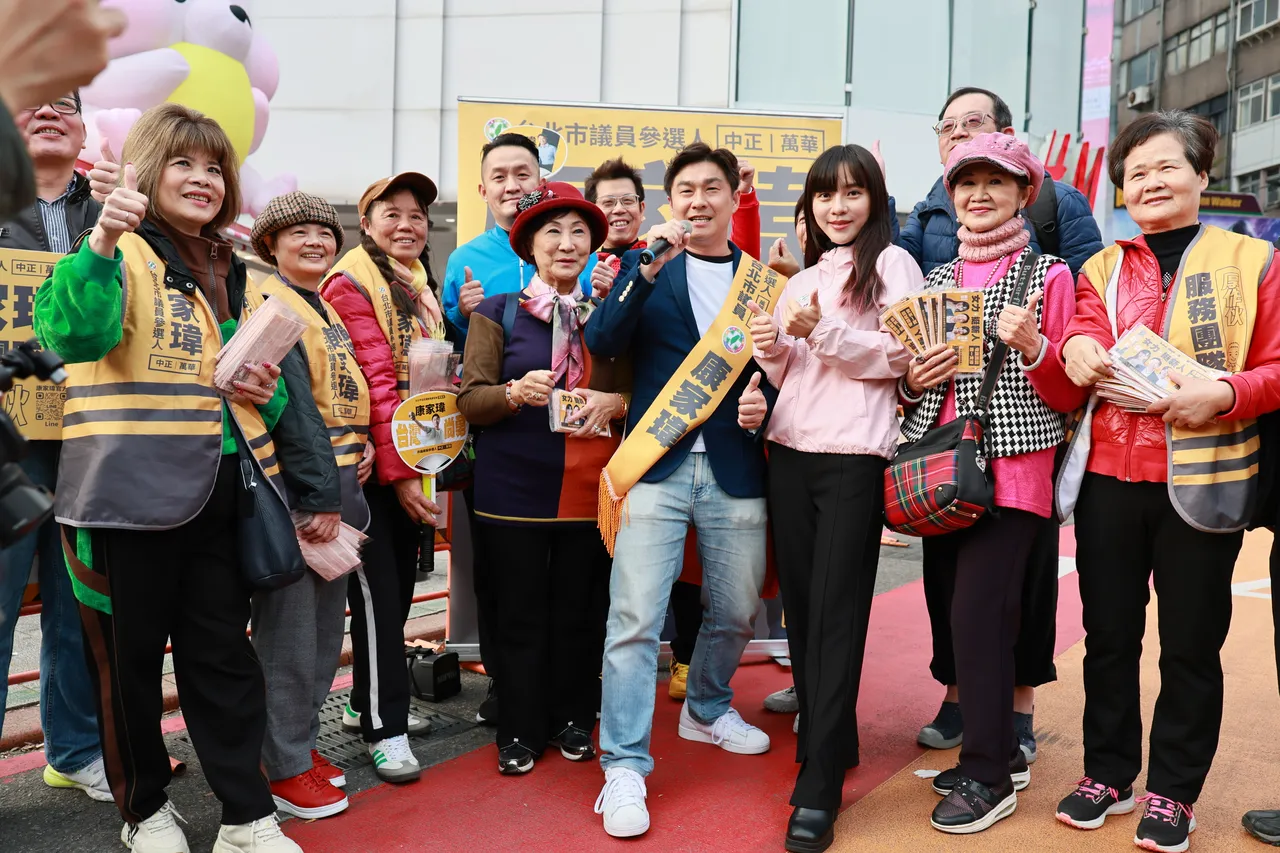 黄捷现身西门町替康家玮站台，两人与支持者合影留念。康家玮提供