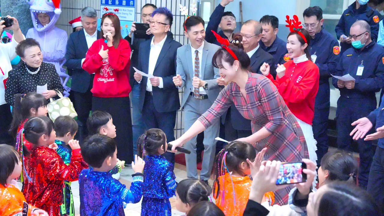 李又汝（左起）、顾其芸牧师、宋逸民牧师、陈维龄师母、警政署副署长廖训诚、小薰等与小朋友温馨互动。艺起发光协会提供