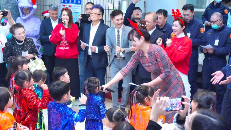 李又汝（左起）、顧其芸牧師、宋逸民牧師、陳維齡師母、警政署副署長廖訓誠、小薰等與小朋友溫馨互動。藝起發光協會提供