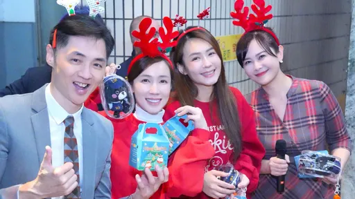 圣诞节最暖画面！宋逸民、陈维龄携2女星赴警政署报佳音