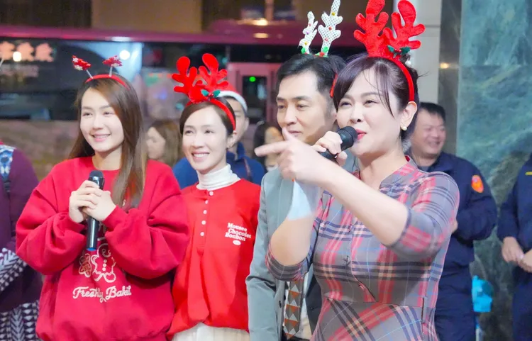 李又汝（左起）、小薰、宋逸民牧師、陳維齡師母等現場為所有警政人員祝福禱告。藝起發光協會提供