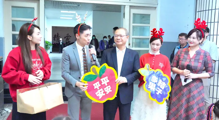 李又汝（左起）、宋逸民牧師、小薰、陳維齡師母等送蘋果、葡萄祝福警察同仁 「平安豐盛」，警政署副署長廖訓誠（中）代表接受。藝起發光協會提供