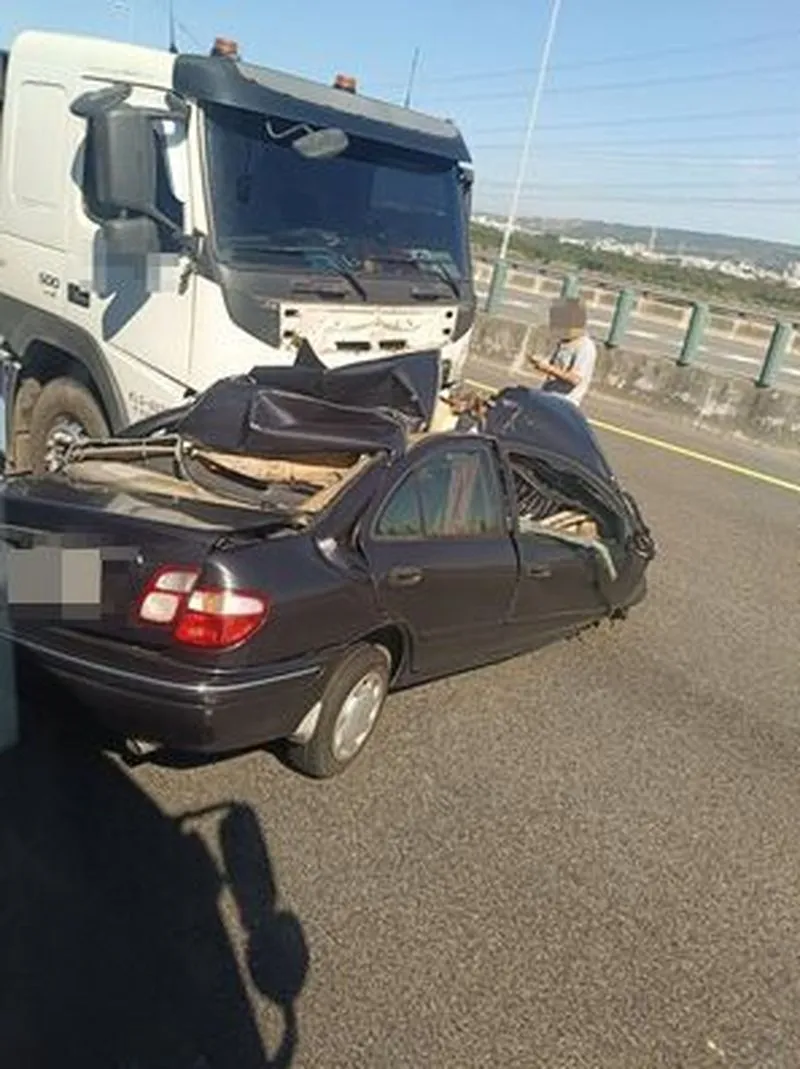 自小客车车顶凹陷，驾驶受困命危送医。民众提供