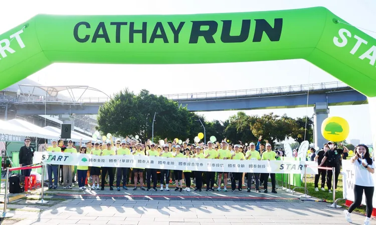 國泰世華「Cathay Run」路跑活動，2025年迎來十週年，累計超過2萬人次參賽、累積跑程突破6萬公里，今年超過3千名員工及眷屬參加。圖為參賽員工及眷屬們起跑前的合影。國泰世華銀行提供