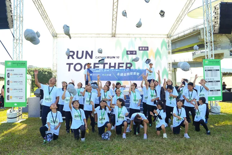 今年國泰世華同樣路跑結合公益，邀請台中光正國小參加永續金融探索營外，也一同參加員工路跑活動，讓小朋友們在學習金融知識之餘，也在運動中成長。國泰世華銀行提供