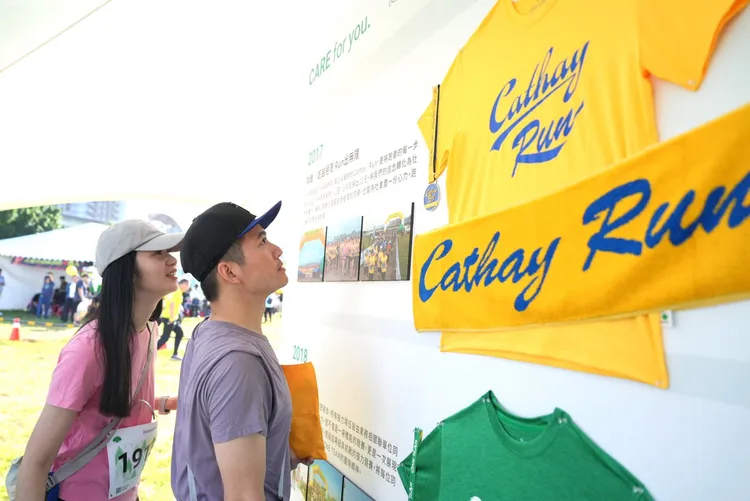 國泰世華Cathay Run 十週年，特別於賽事中規劃十年來的路跑特展，吸引參賽者駐足欣賞，展出歷年紀念跑衣與完賽獎牌，回顧企業推動員工健康的精彩歷程。國泰世華銀行提供 