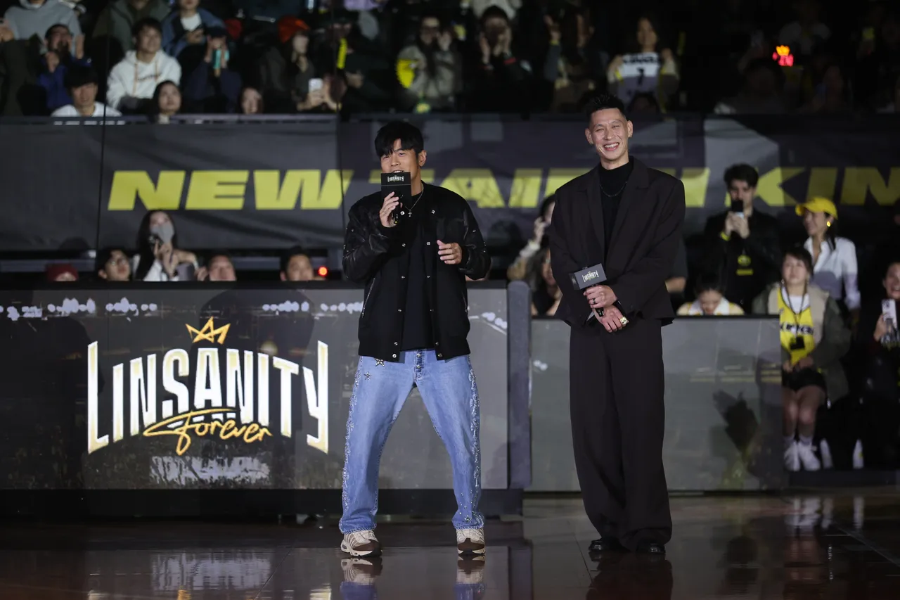 影｜周杰伦来了！出席林书豪球衣退休式　两人场上猛斗嘴