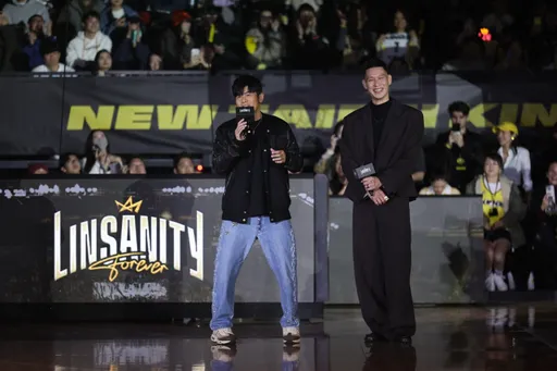 影｜周杰伦来了！出席林书豪球衣退休式　两人场上猛斗嘴