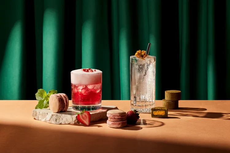 不二糕餅更攜手VENDER將東南亞熱帶風味，融入糕餅與調酒中。業者提供