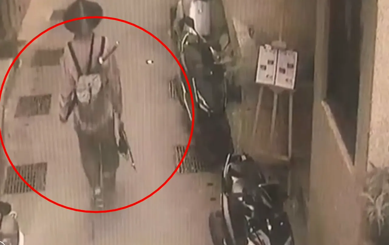 路口监视器拍下陈男穿成日本「浪人剑客」，揹著武士刀走在九份街头，引起注目与焦虑。翻摄画面