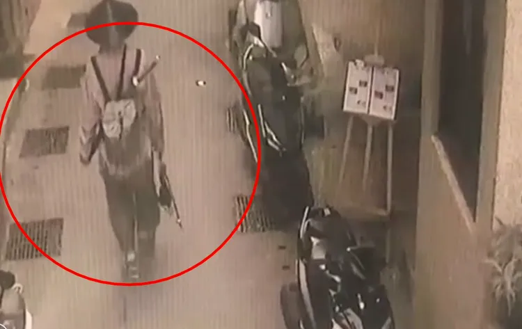 路口監視器拍下陳男穿成日本「浪人劍客」，揹著武士刀走在九份街頭，引起注目與焦慮。翻攝畫面