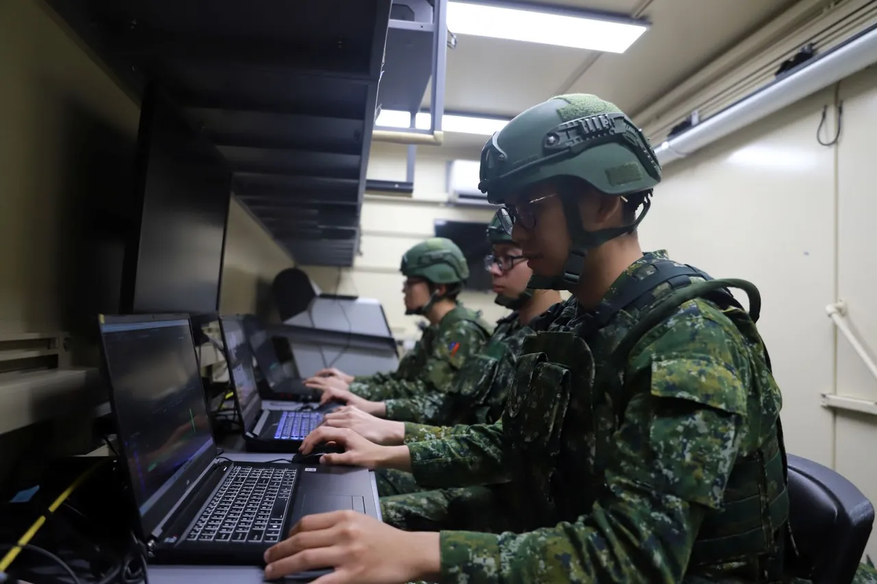 机步333旅30日执行夜间临战训练。第四作战区提供