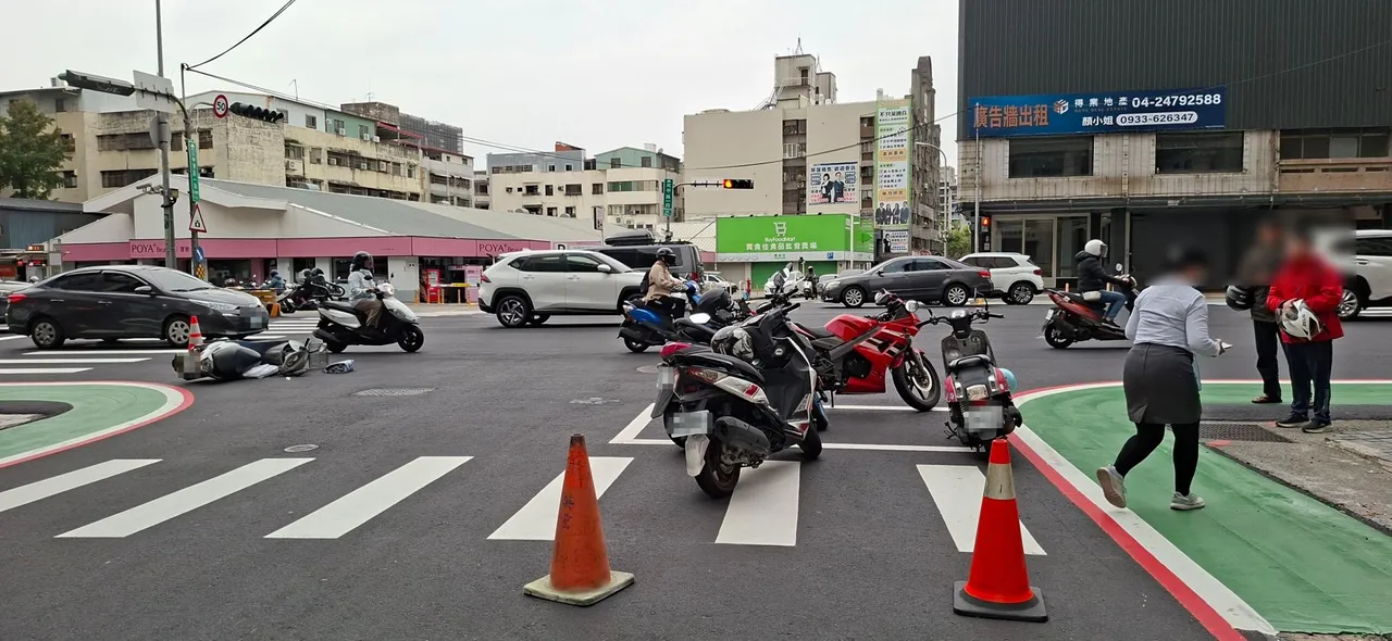 台中北区2车路口擦撞，却波及待转区停等车辆。翻摄画面