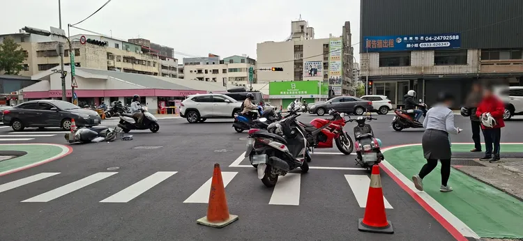 台中北區2車路口擦撞，卻波及待轉區停等車輛。翻攝畫面