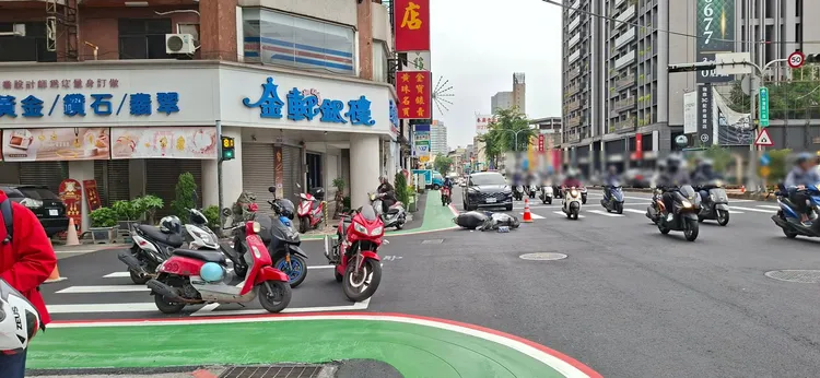 台中北區2車路口擦撞，卻波及待轉區停等車輛。翻攝畫面