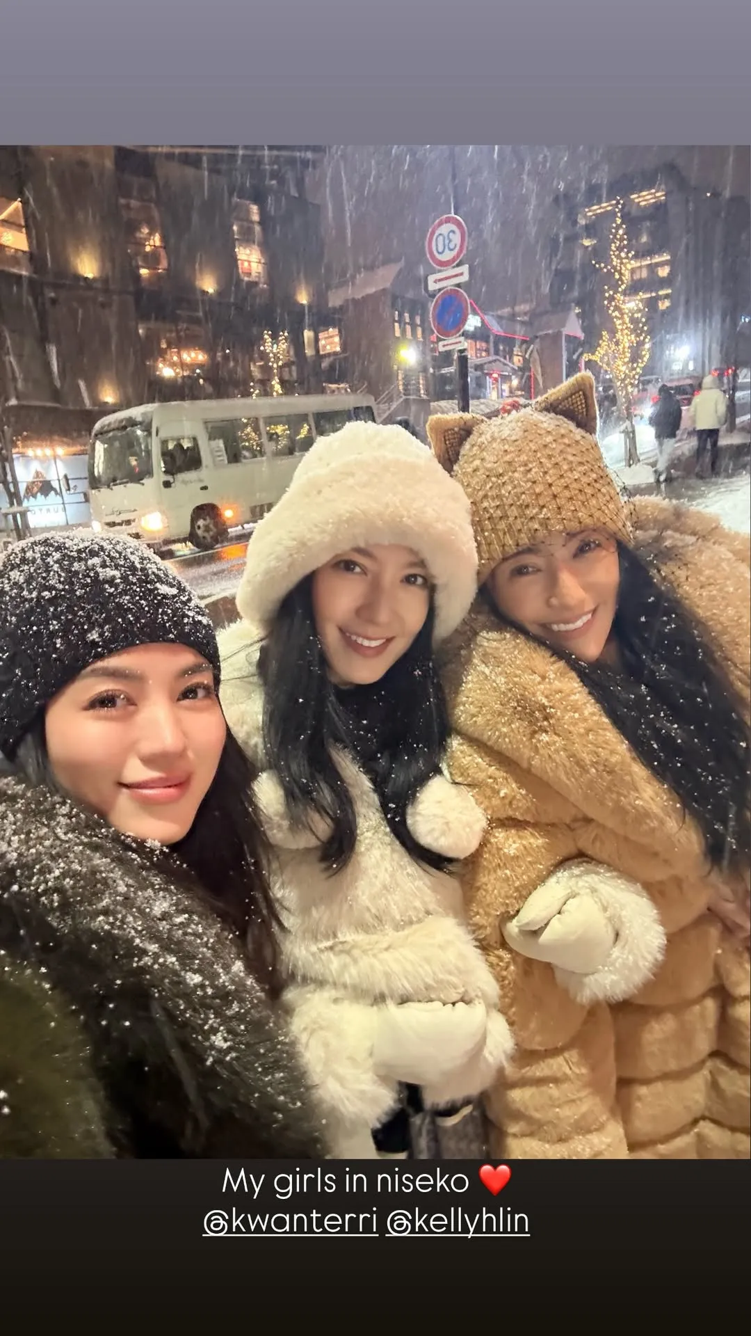 林牧洁（左起）、林熙蕾、关颖3家人在北海道滑雪。翻摄林牧洁IG