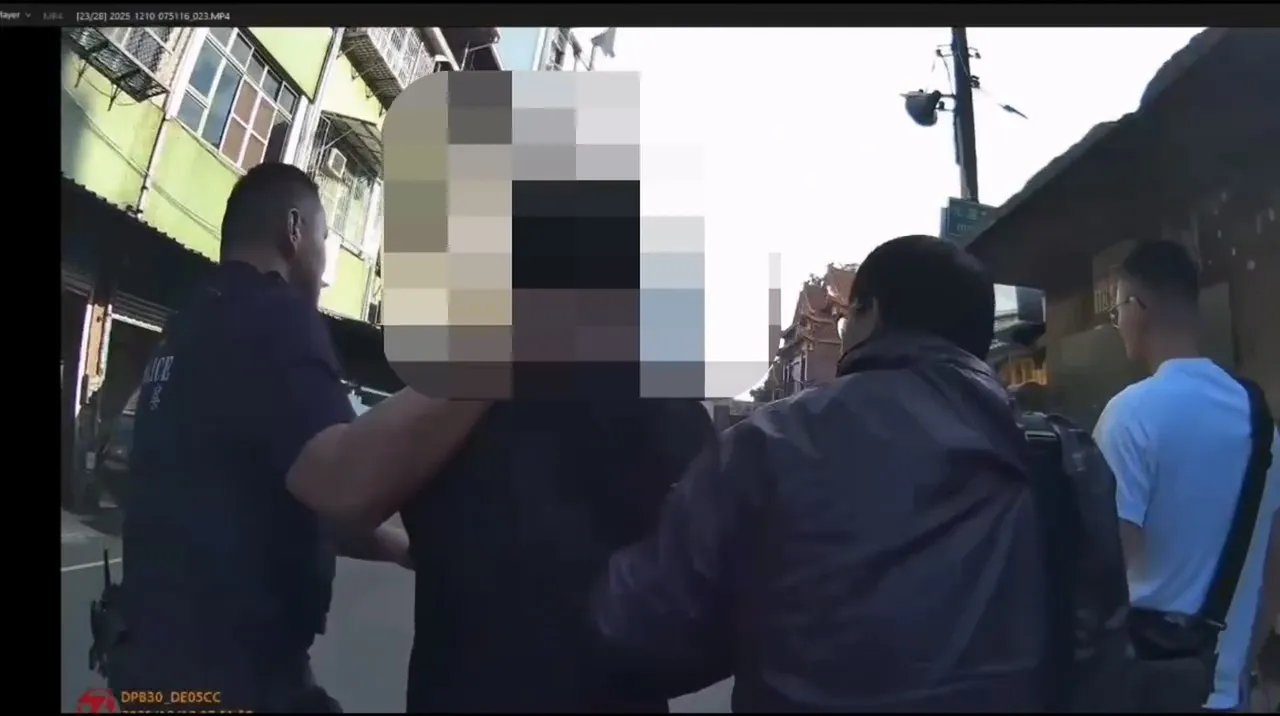 凤山警方逮捕凶嫌。翻摄画面